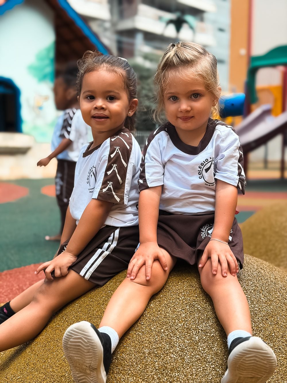 Alunas da Educação Infantil do Colégio Nossa Senhora do Carmo no parquinho