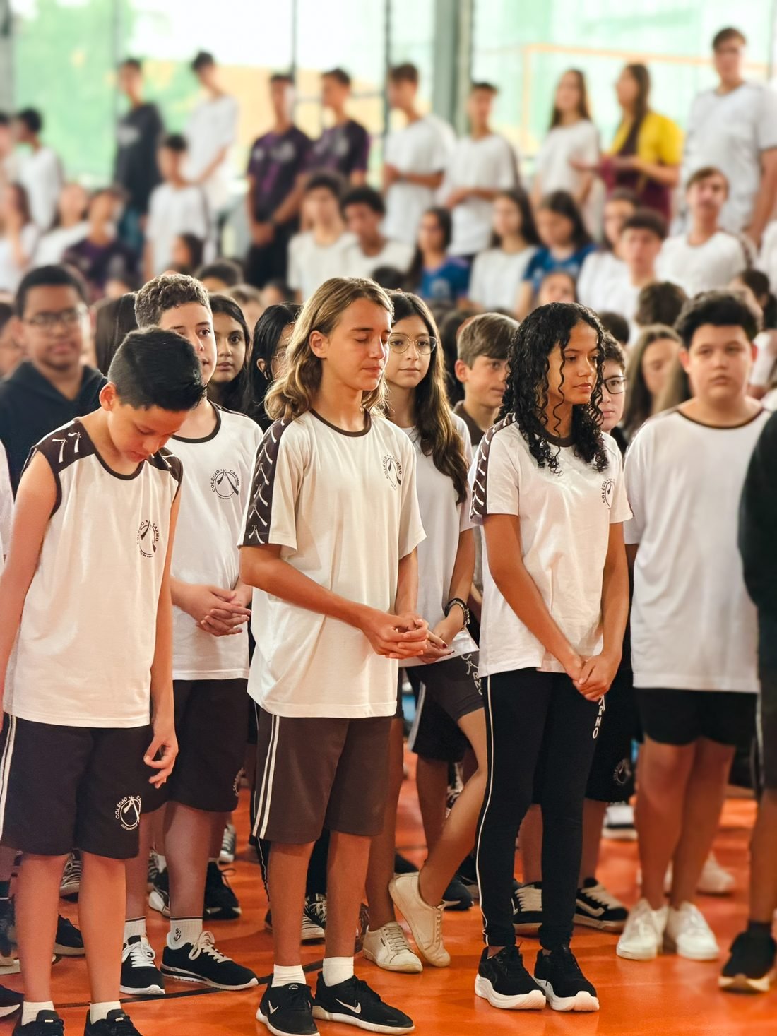 Alunos dos Anos Finais do Carmo em momento de oração