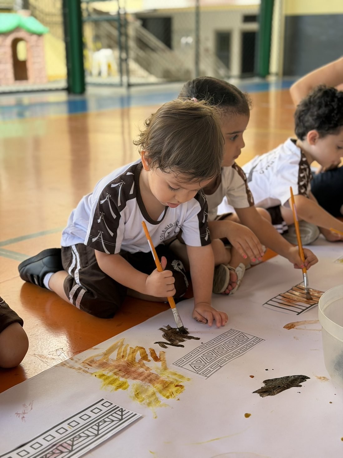 Criança da Educação Infantil do Carmo em atividade de pintura